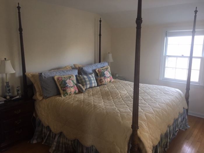 4 Poster Canopy Bed King Size w/rails and lace