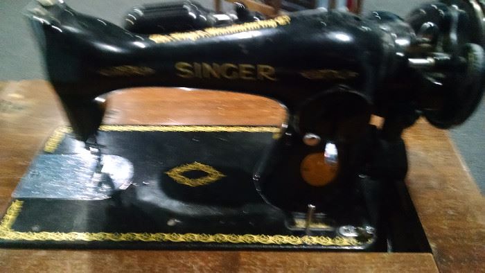 ANTIQUE SINGER SEWING MACHINE