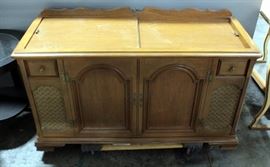 Magnavox Astro-Sonic Stereo Console. Powers On.