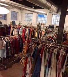 SO MANY VINTAGE CLOTHES!