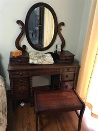 Vintage dresser w/oval mirror