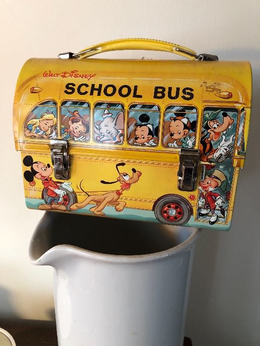 Skip the brown bag and dine in style with this favorite Disney lunch box. 