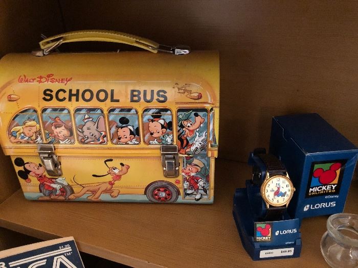 This vintage lunchbox is in great condition... along with the thermos within