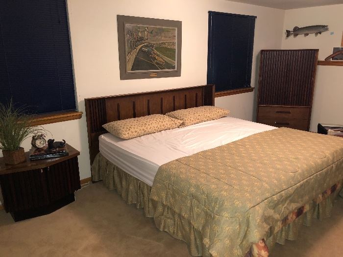 Looking for a mid century bedroom set with a KING bed? They can be hard to find, hard to move home, but soooo easy to love. We would like to sell this Lane classic as a set