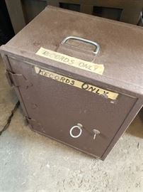 Old vintage safe... with Key! (And that would be the rare part)