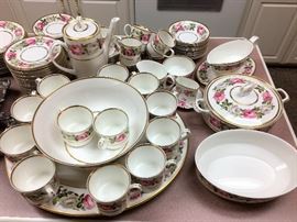 LOVELY SET OF FINE CHINA BY ENGLANDS ROYAL WORCESTER IN "ROYAL GARDEN" PATTERN