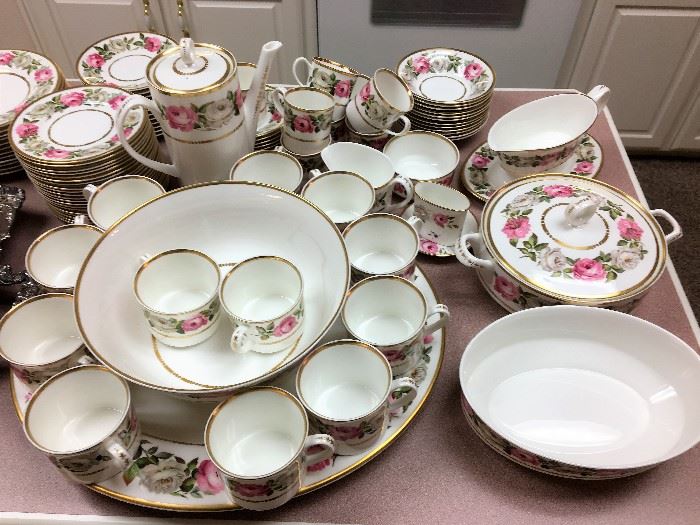 LOVELY SET OF FINE CHINA BY ENGLANDS ROYAL WORCESTER IN "ROYAL GARDEN" PATTERN