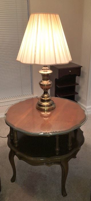 BEAUTIFUL ROUND SIDE TABLE, BRASS LAMP