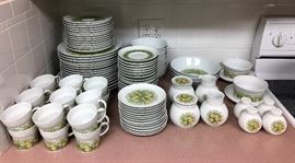 BEAUTIFUL LARGE SET OF NORITAKE YOUNGER IMAGE CHINA IN "BIMINI" PATTERN.
