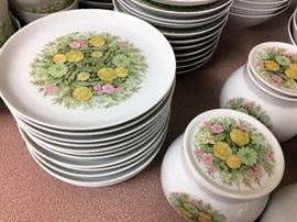 BEAUTIFUL LARGE SET OF NORITAKE YOUNGER IMAGE CHINA IN "BIMINI" PATTERN.