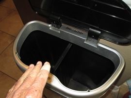 AUTO OPEN... AUTO CLOSE! And YEP, I cut my finger... this is NOT an easy job! :-)