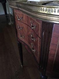 Detail : single drawer with two faux drawers