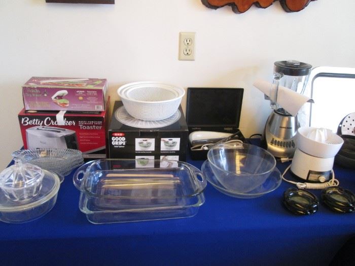 Betty Crocker Toaster, NIB, Vintage "Vidalla Chop Wizzard" in box,Mixing Bowls, Casseroles, Small Appliances