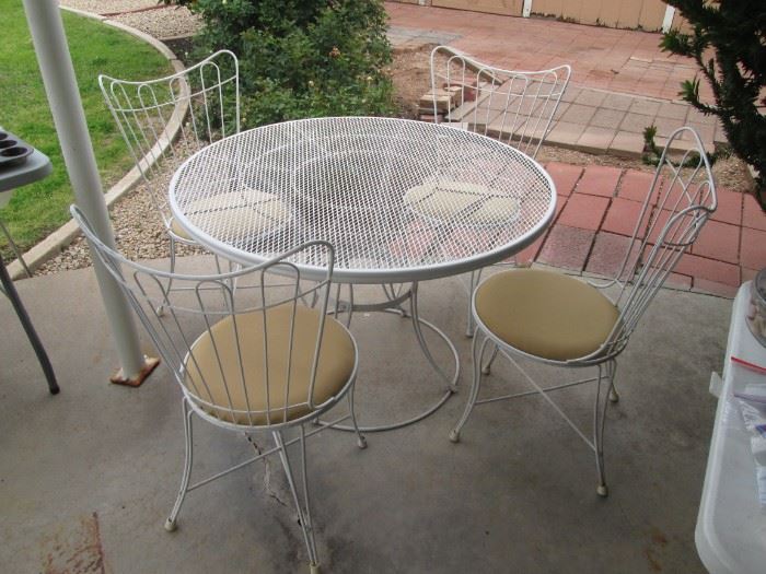 MCM 42" Patio Table/4-Chairs, Metal Frames/Pads