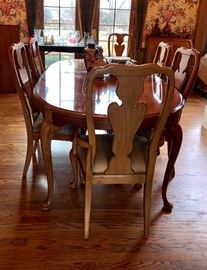  Thomasville Queen Anne, Dining room table with six chairs, two slat back arm chairs and four slat back side chairs. Also has three leaves 