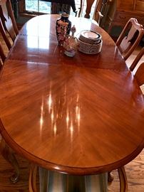 Top view - Thomasville Dining room table with six chairs, two arm chairs and four side chairs. Also has three leaves 