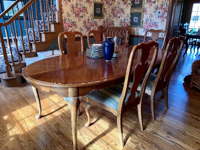 Thomasville Dining room table with six chairs, two arm chairs and four side chairs. Also has three leaves 