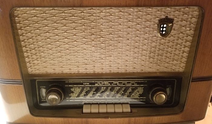 1955 Braun German R555UKW Short Wave/Long Wave, AM/FM Tabletop Radio 