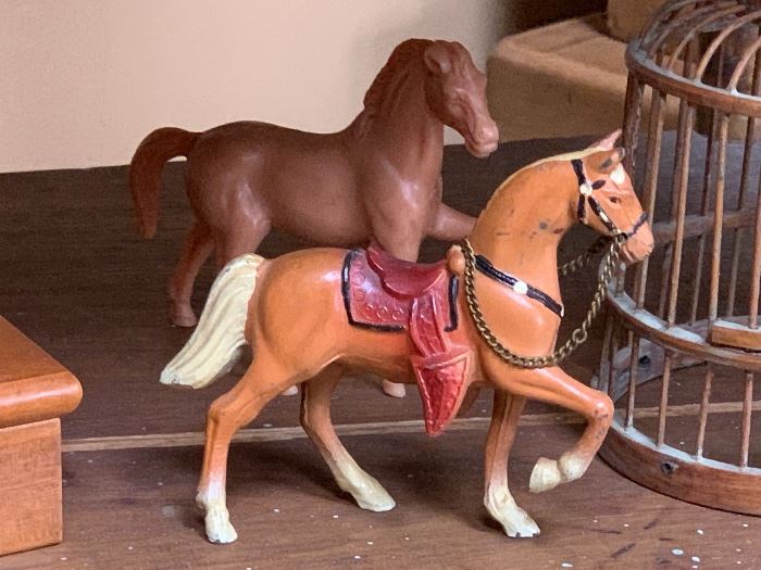 Back horse - plastic  --  front horse - cast iron