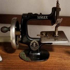 Hand Crank Singer Sewing Machine/Binder