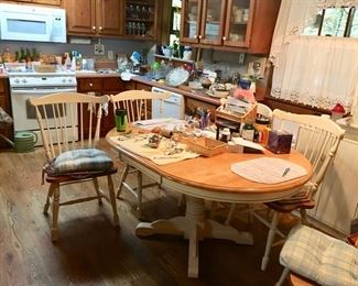 dining room table with Windsor style chairs & 1 leaf