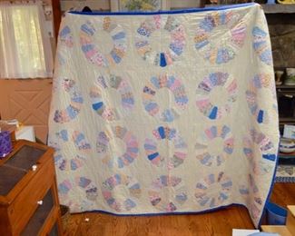 beautiful handmade vintage quilts