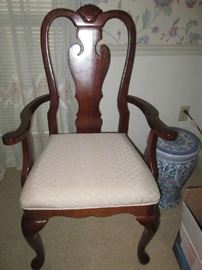 ONE OF 6 DINING CHAIRS & MAHOGANY TABLE