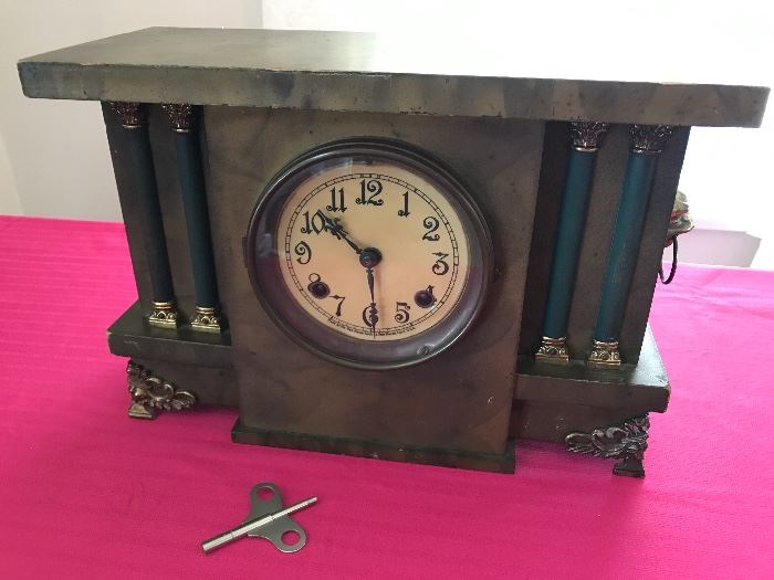 Vintage Mantle Clock w/ Key