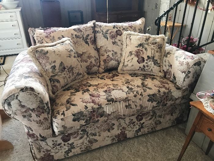 Floral upholstered Love Seat