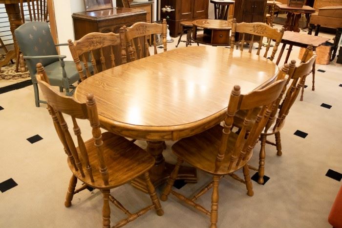 Nice oak dining set - 6 chairs - two leaves!