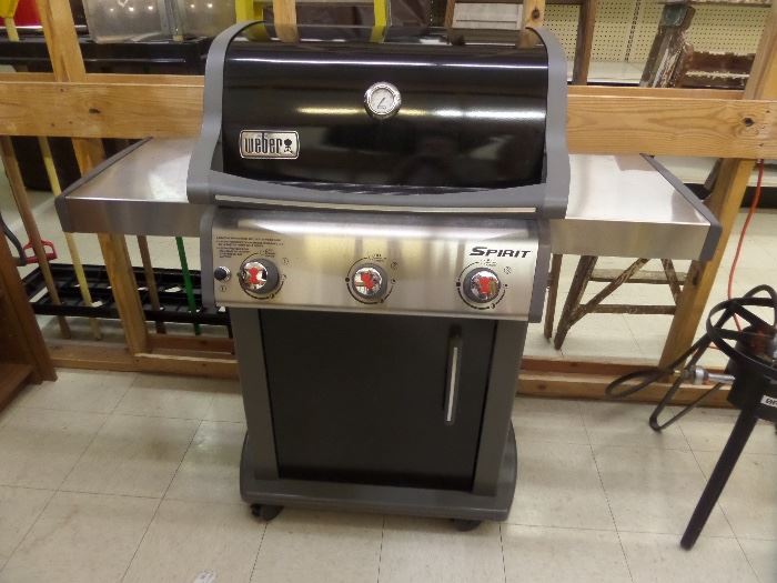 Very clean on this like new Weber gas grill. 