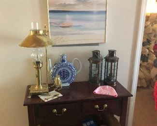 Lookit that hurricane lamp! 