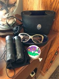 I need those binoculars to tell the difference between a kangaroo and a bear