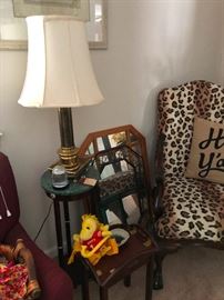 wall mirrors, cute side table