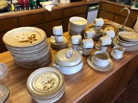 vintage dinnerware you will have to fight me for this.