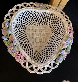 Belleek heart Spring Violet	 	