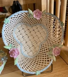 Belleek 4-Strand Shamrock Basket Pink Tea Roses	