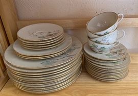 Hutschenreuther LHS Selb 14 Piece China Set