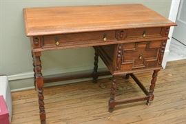 Nice english Jacobean Desk 1910 era.$100