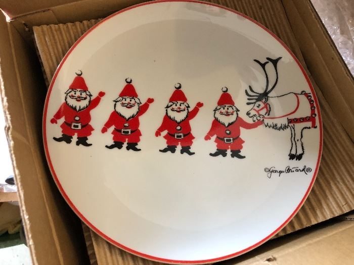 Set of 4 Vintage Georges Briard Santa plates