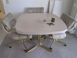 Dinette Set/3-Chairs on Casters with 1-18" Leaf         42" Top