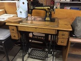 Singer Sewing Machine/Cabinet