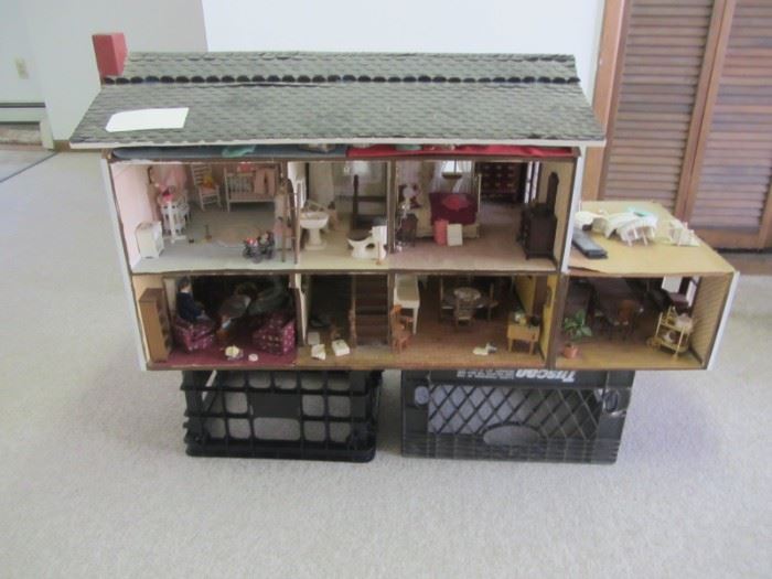 DOLL HOUSE INCLUDES ALL ACCESSORIES