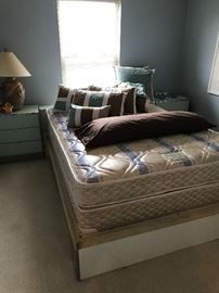 Queen size mattress set and beautiful linen's!