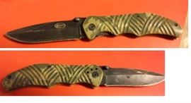 There are several nice hunting knives in this sale. 