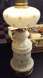 beautiful vintage lamp w rose finial.  lights up