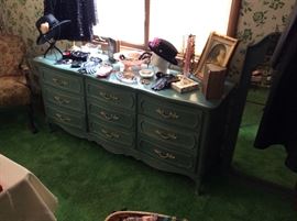 Vintage dresser also has 2 bedside tables & headboard