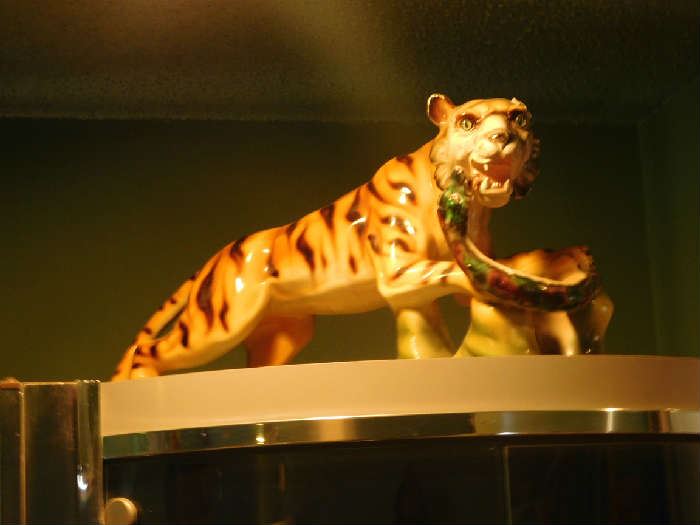 tiger statue