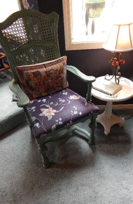 ASSORTED ANTIQUE SITTING CHAIRS