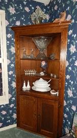 UNIQUE OAK CORNER UNIT THAT MATCHED THE ENTAINMENT PIECE